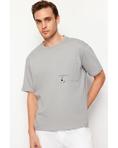 Trendyol Es t-shirt aus 100 % baumwolle mit entspanntem/bequemem schnitt und taschenstickerei - Grau