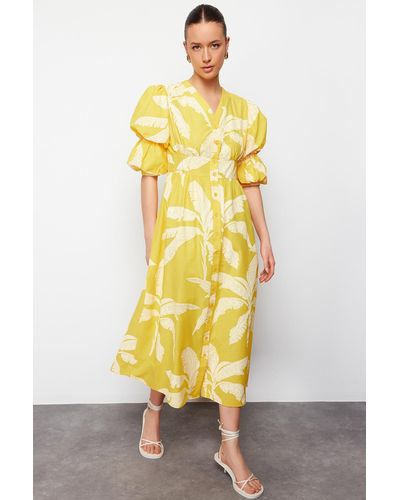 Trendyol Gelbes, gewebtes hemdkleid mit blumendruck und halben ballonärmeln und v-ausschnitt