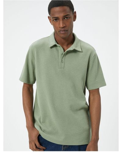 Koton Strukturiertes kurzarm-t-shirt mit kragen – knopfdetail - Grün