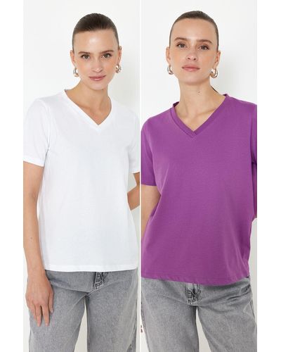 Trendyol Weißes 2er-pack basic-strick-t-shirts mit v-ausschnitt aus 100 % baumwolle - Lila