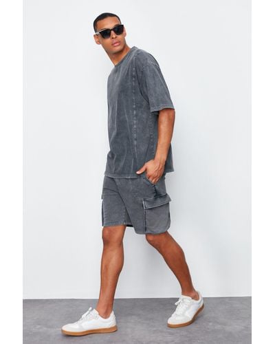 Trendyol Anthrazitfarbene shorts mit normalem/normalem schnitt und antik-/blasseffekt mit cargotaschen und bermuda - Grau