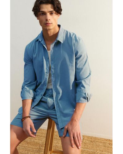 Trendyol Blaues unisex-hemd mit regulärer passform aus 100 % baumwolle und leinenoptik - l