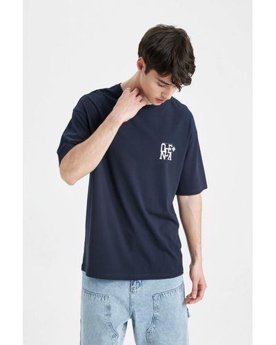 Defacto Bedrucktes t-shirt mit rundhalsausschnitt und kurzen ärmeln in bequemer passform - Blau