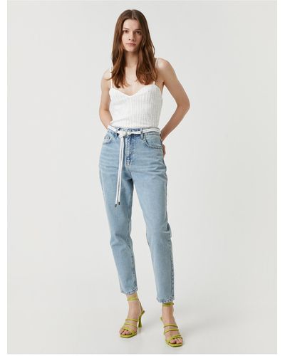 Koton High-waist-jeans mit gürtel, schmales bein – mom jean - Blau
