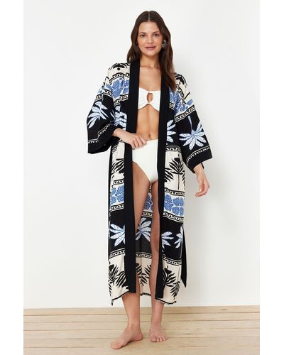 Trendyol Tropisch gemusterter, gewebter maxi-kimono und kaftan mit gürtel - Mehrfarbig