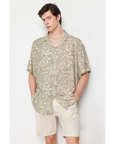Trendyol Steinfarbenes, kurzärmliges, fließendes sommerhemd mit blumendruck aus 100 % viskose in oversize-passform - Natur
