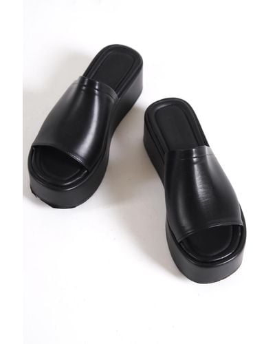 Capone Outfitters Capone sandalen mit einzelnem dicken riemen und keilabsatz in - Schwarz