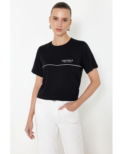 Trendyol Es, nachhaltigeres strick-t-shirt aus 100 % baumwolle mit entspannten/kurzen paspeln und bedruckung - Schwarz
