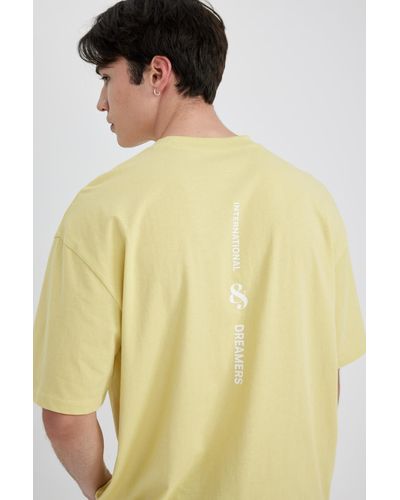 Defacto Bedrucktes t-shirt mit rundhalsausschnitt und kurzen ärmeln in übergröße c2134ax24sm - Gelb