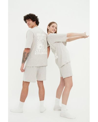 Trendyol Es gestricktes unisex-pyjama-set mit t-shirt-shorts und slogan-aufdruck aus 100 % baumwolle - Weiß