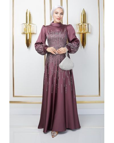 Olcay Satin-hijab-abendkleid – steindetails, halsbemalung, rosenbrett - Lila