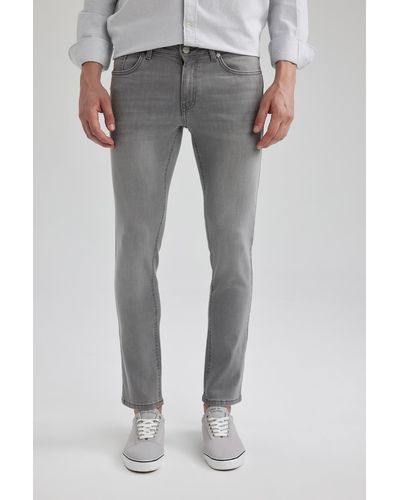 Defacto Carlo skinny fit extra skinny fit jeans mit normaler taille und extra schmalem bein w7477az23au - Grau
