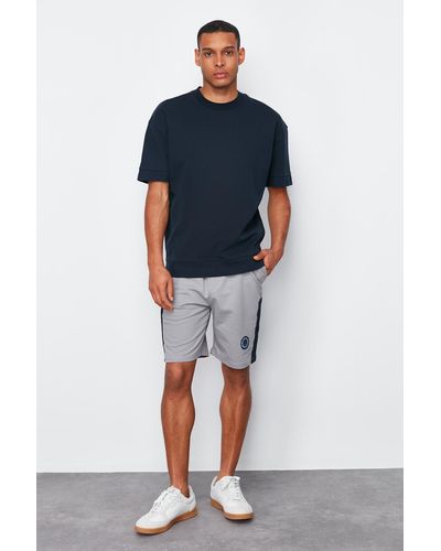 Trendyol E shorts mit gummibund und farbblock-etikett, regulärer/normaler schnitt - Grau