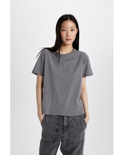 Defacto T-shirt mit rundhalsausschnitt und kurzen ärmeln in normaler passform - Grau
