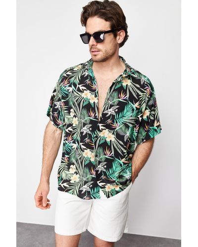 Trendyol Es, fließendes, kurzärmliges sommerhemd aus 100 % viskose mit tropischem print in oversize-passform - Mehrfarbig