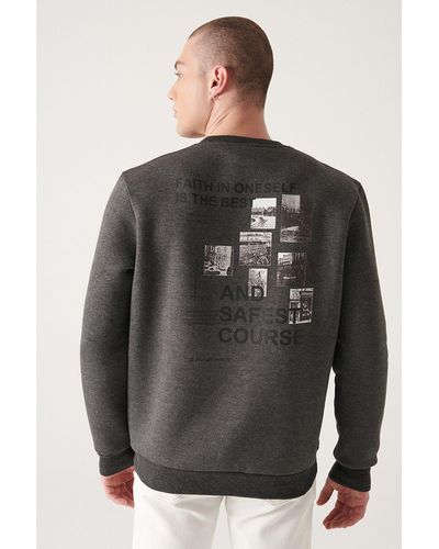 AVVA Anthrazitfarbenes, bedrucktes 3-faden-fleece-sweatshirt mit rundhalsausschnitt und normaler passform a22y1105 - Grau