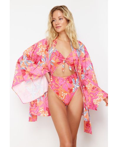 Trendyol Gewebter mini-kimono und kaftan mit blumenmuster und gürtel - Pink
