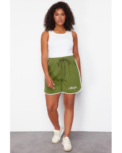 Trendyol Farbene gestrickte shorts mit bedruckten paspeln und detaillierten bermudas - Grün
