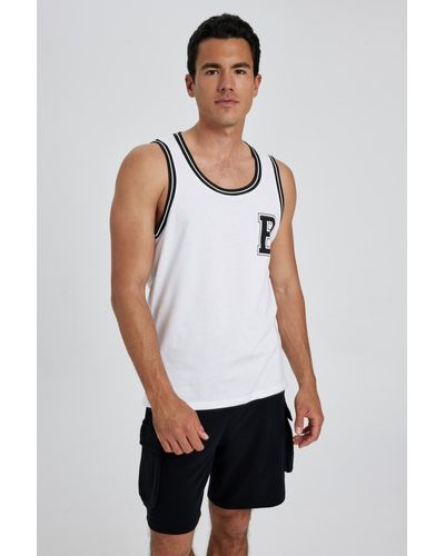 Defacto Bedrucktes athlete-shirt mit rundhalsausschnitt – normale passform a5701ax23hs - Weiß
