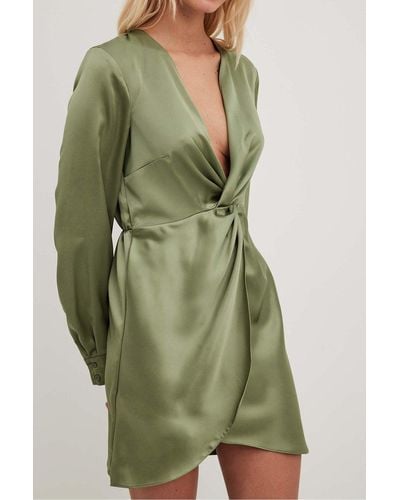 NA-KD Hemdblusenkleid mit verdrehter vorderseite - Grün