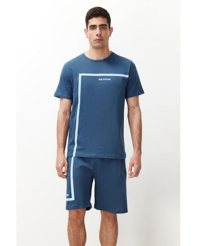 Trendyol Indigo pyjama-set mit rundhalsausschnitt, bedruckten strickshorts und normaler passform - Blau