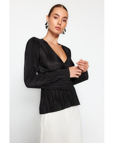 Trendyol E, plissierte, zweireihige bluse mit rüschen und v-ausschnitt - Schwarz