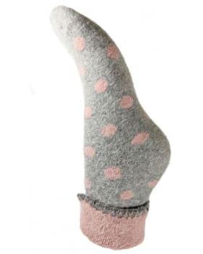 Joya Puño gris con calcetines manchas rosadas.