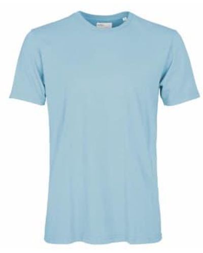 COLORFUL STANDARD Camiseta orgánica clásica azul junto al mar