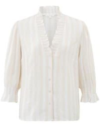Yaya Gestreifte bluse mit v -ausschnitt, halbe lange ärmel und rüschen - Weiß