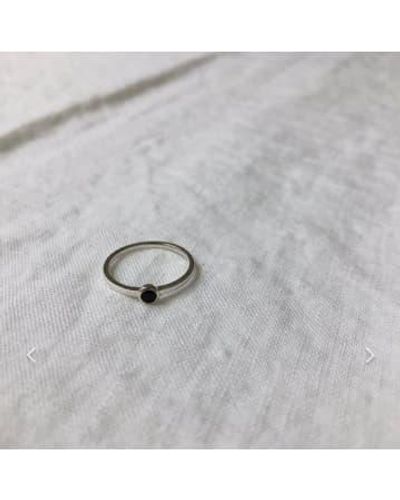 Lines & Current "mona" -ring mit kleinem schwarzem stein - Grau