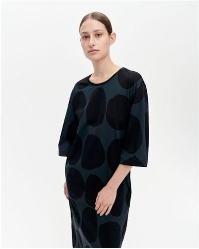 Marimekko Langes Kleid Randi Koppelo grauer Hintergrund schwarze Bälle - Blau