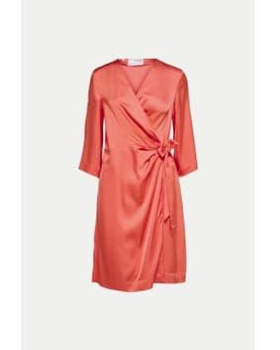 SELECTED Robe enveloppante en satin emberglow - Rouge