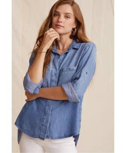 Bella Dahl Split Back Button Down Shirt In Medium Ombre Wash - Blu