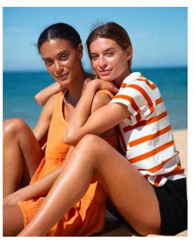 Beaumont Organic Ss23 sarita-sue gestreiftes t-shirt aus bio-baumwolle mit weißen und orangefarbenen streifen