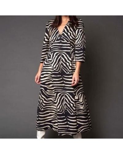 Idano Helmine Robe in Ecru / Zebra imprimé - Noir
