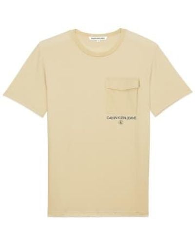 Calvin Klein Cremefarbenes irisches t-shirt mit utility-tasche - Natur