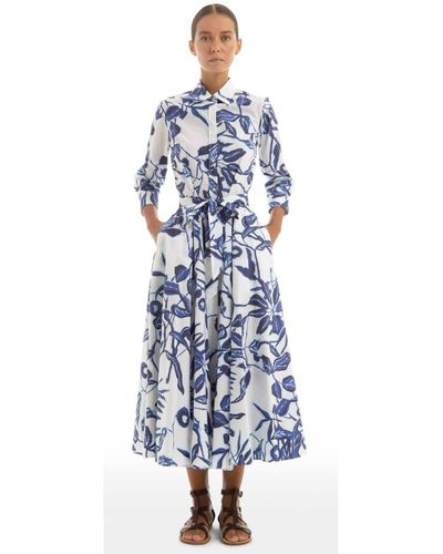 Sara Roka Langer Knopf durch gemustertes Kleid in Blau