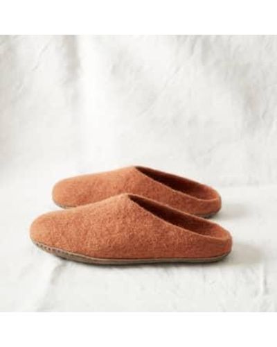 Aura Que Handgefertigte öko-filz-pantoffeln mit wildledersohle - Braun