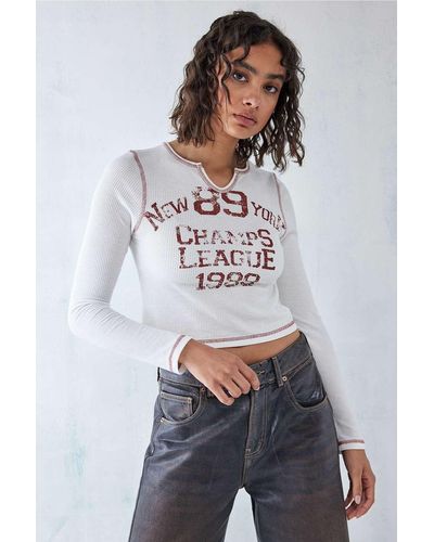Urban Outfitters Uo - gekerbtes, langärmeliges baby-t-shirt "champs league" - Weiß
