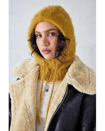 Urban Outfitters Uo - strick-kapuze "kody" aus flauschigem strickmaterial - Gelb