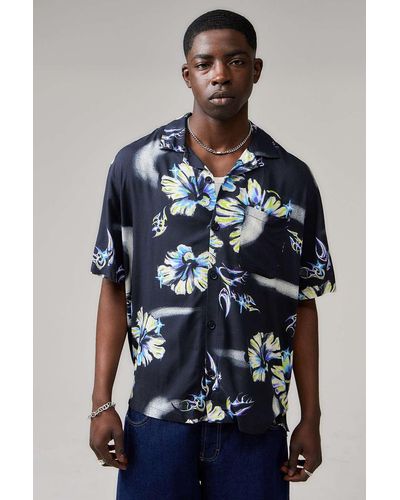 Urban Outfitters Uo Airbrush Hibiscus Shirt 2xs At - Blue