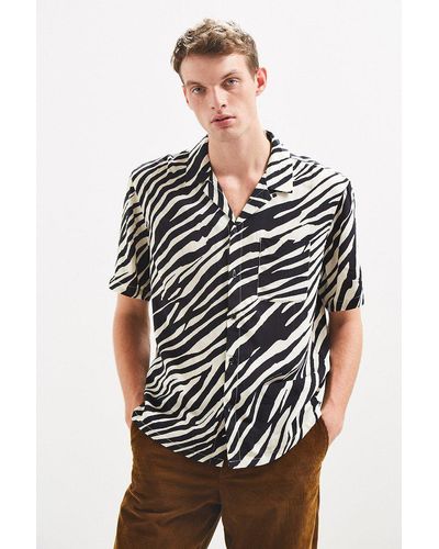Urban Outfitters Uo Zebra Rayon Short Sleeve Button-down Shirt - Black