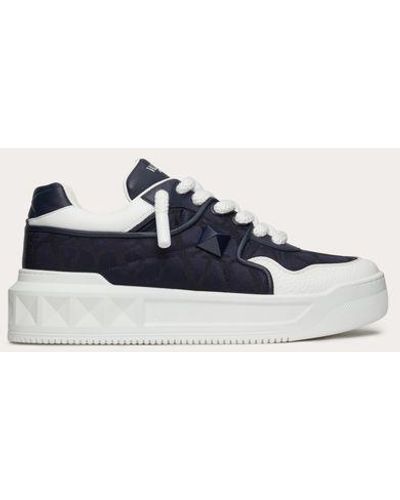 Valentino Garavani Sneaker low-top one stud xl in nappa e tessuto tecnico jacquard toile iconographe - Blu