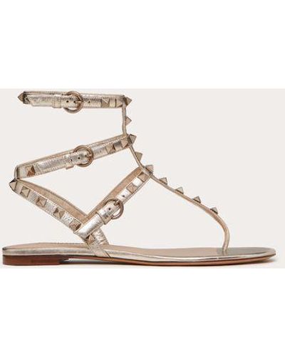 Valentino Garavani SANDALES BASSES LAMÉES À ENTRE-DOIGTS ROCKSTUD - Neutre