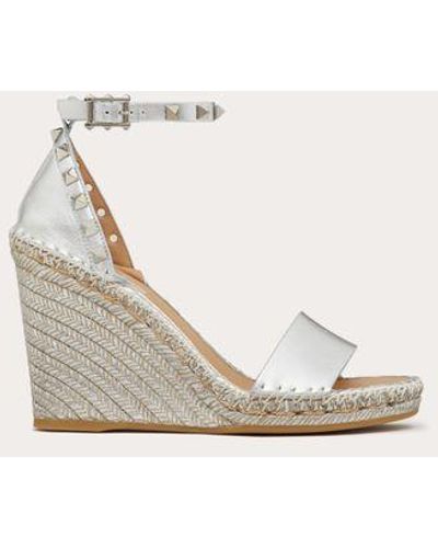 Valentino Garavani Rockstud Double Wedge Sandal In Metallic Nappa Leather 105 Mm - Natural