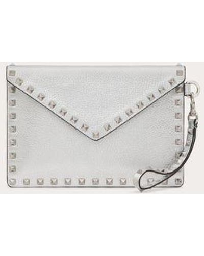 Valentino Garavani POCHETTE ROCKSTUD EN CUIR DE VEAU GRAINÉ D'ASPECT MÉTALLISÉ - Blanc