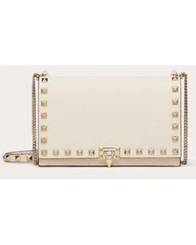 Valentino Garavani Grainy Calfskin Pouch With Rockstud Chain - Natural