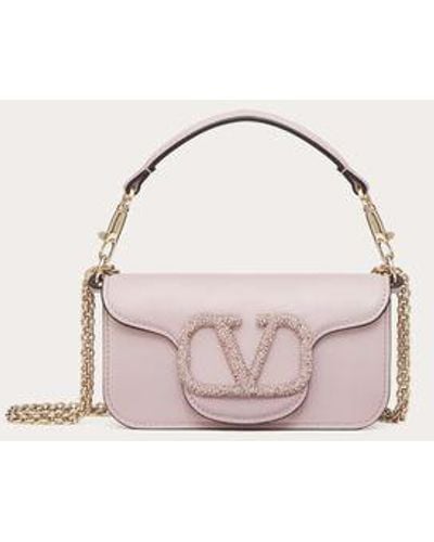 Valentino Garavani KLEINE SCHULTERTASCHE LOCÒ MIT SCHMUCK-LOGO - Pink