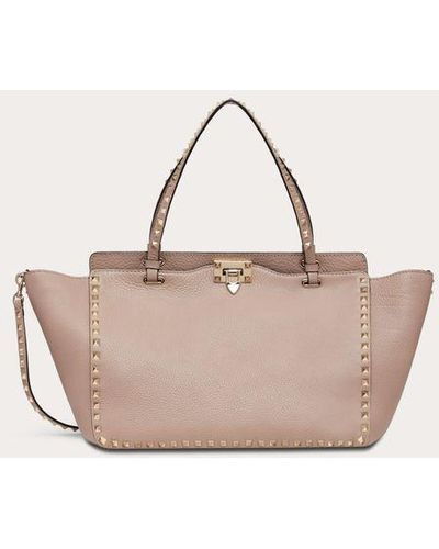 Valentino Garavani SAC DE TAILLE MOYENNE ROCKSTUD EN VEAU GRAINÉ - Neutre