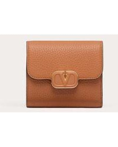 Valentino Garavani Vlogo Compact Leather Wallet In Grainy Calfskin - Natural
